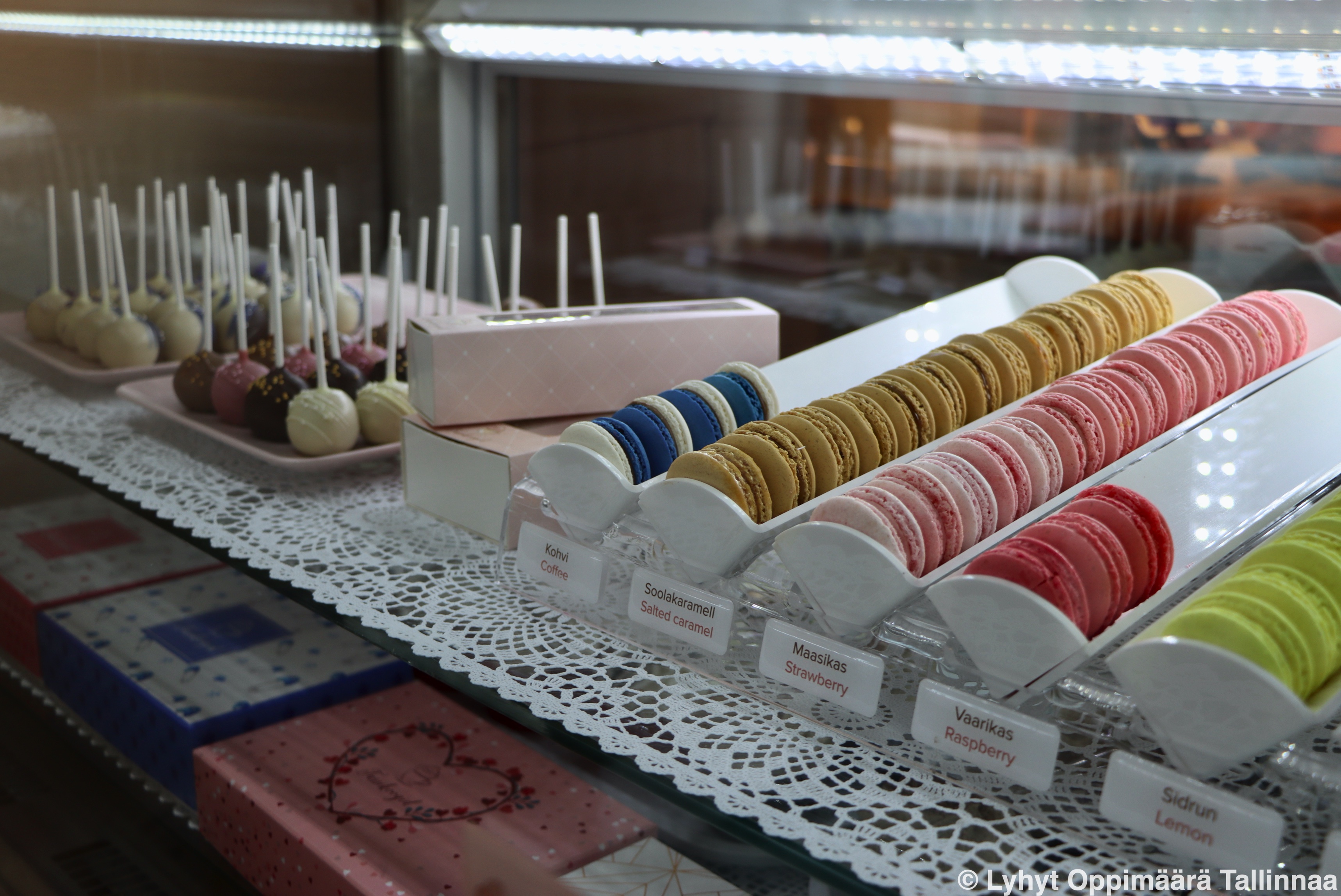 Tassikoogid Macarons ja Kakkutikkarit