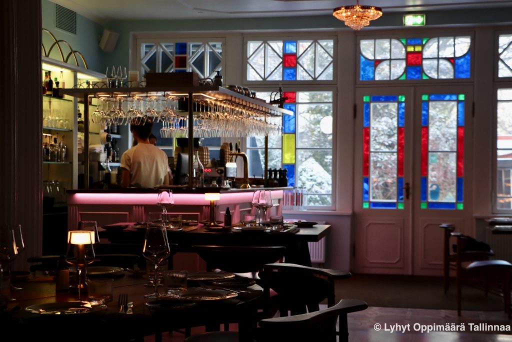 Lee Restoran baaritiski ja sisäänkäynti