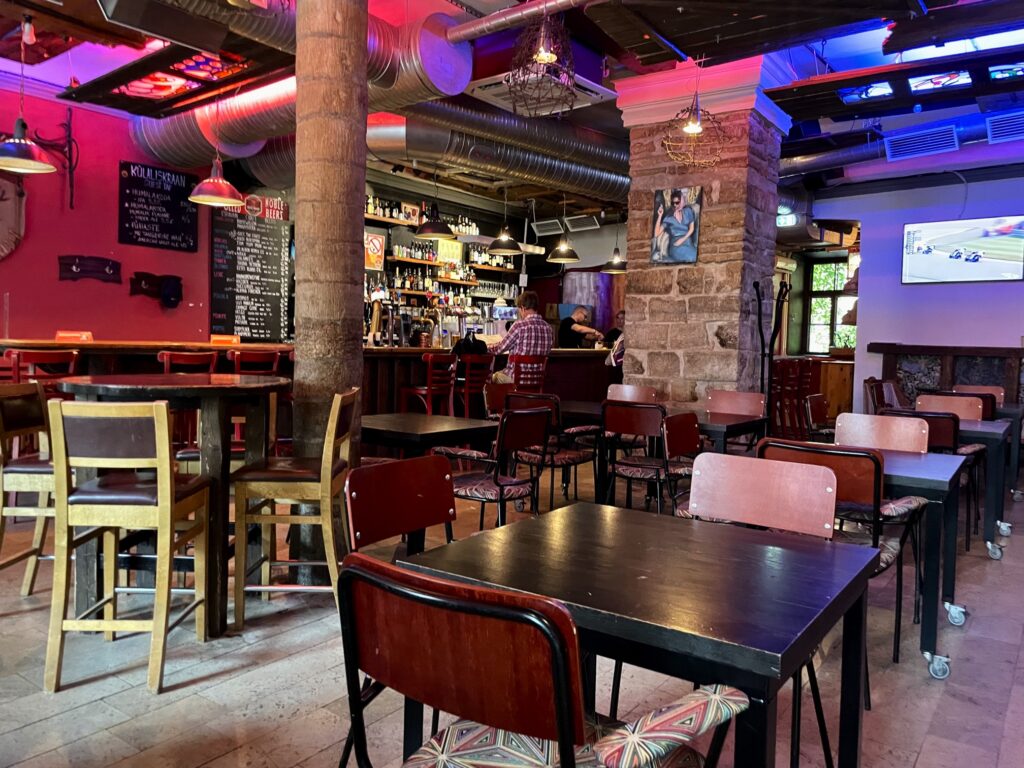 Hell Hunt Pub Sisustus