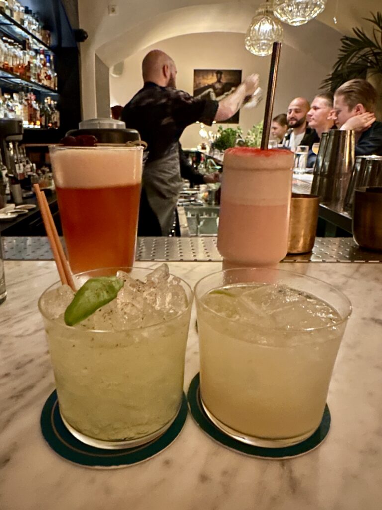 Whisper Sister Cocktailit