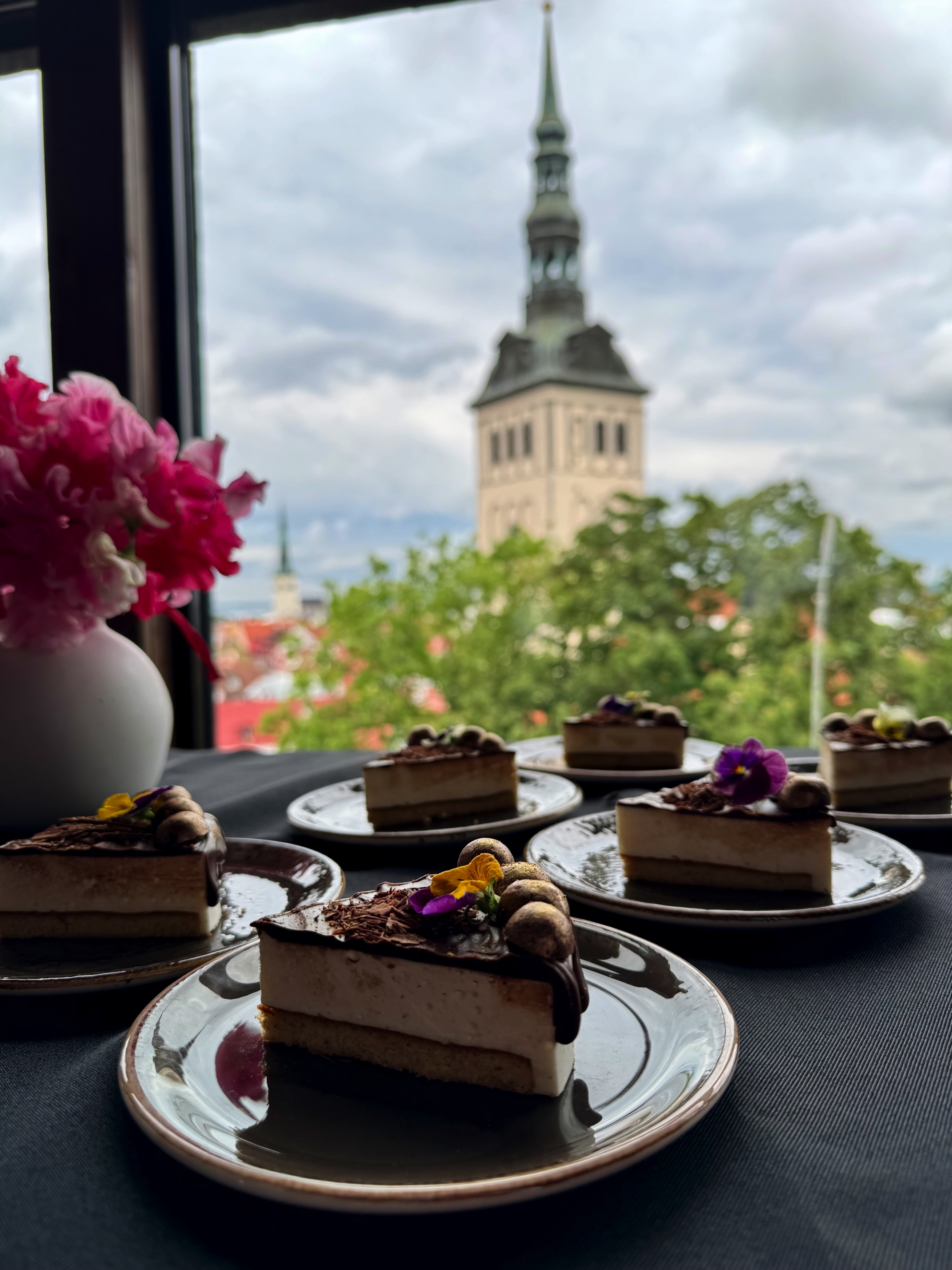 Neitsyttorni Sisällä ja kakkupala